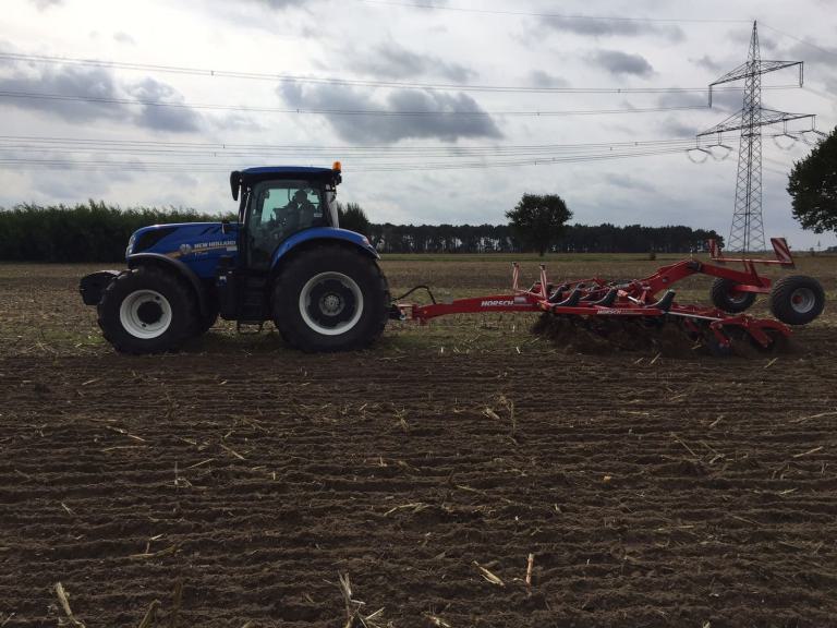Traktor mit Grubber