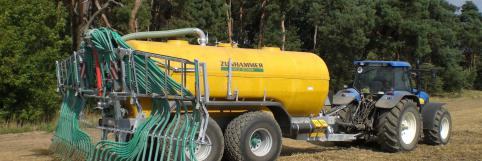 Güllefass mit Schleppschlauchverteiler