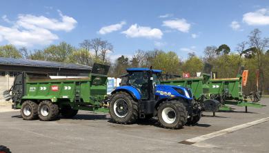 Traktor mit Spezialhänger