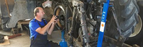 Reparatur eines Traktors